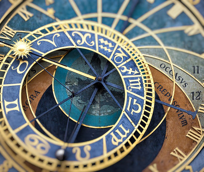 捷克共和国的布拉格天文钟(Prague orloj)发生倾斜