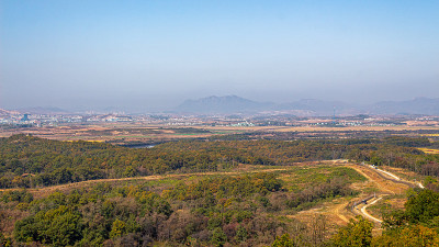 一个阳光明媚、雾气蒙蒙的秋天早晨，朝鲜在韩国坡州非军事区