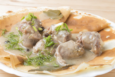 香肠，胡椒，蘑菇，香浓肉汁煎饼。家庭烹饪。