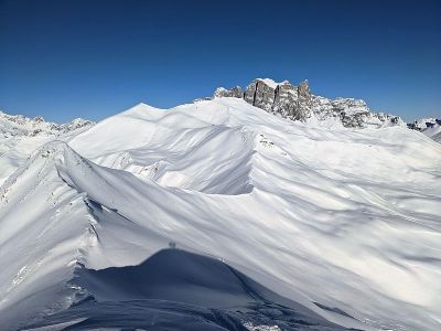 在圣安东尼安的吉伦斯皮茨和沙夫伯格滑雪登山，可以看到Sulzfluh山。滑雪之旅。冬天