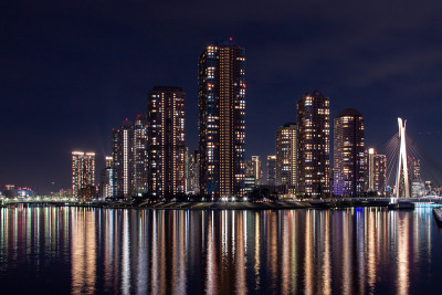 城市夜景的倒影