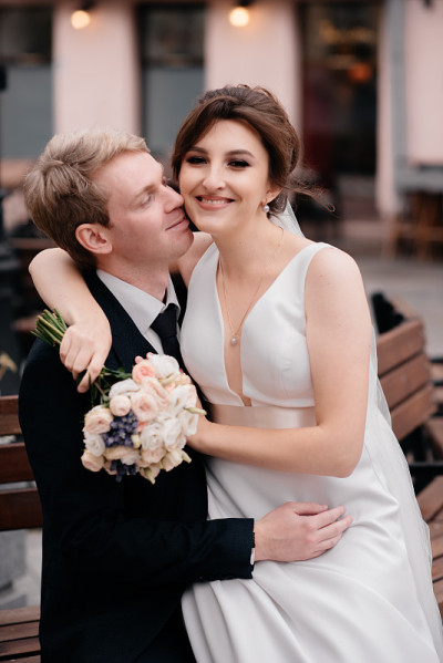 新婚夫妇在城市里散步。婚礼的照片。