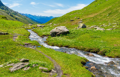 夏日下午，意大利和法国之间的小圣伯纳德山口的美丽风景。