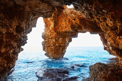 Benitatxell的Cala del Moraig海滩洞穴
