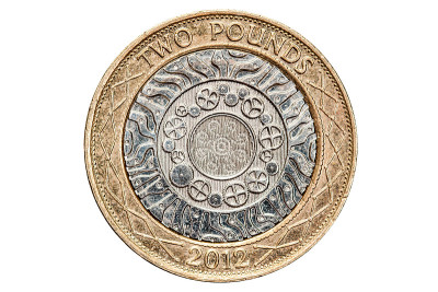 英国两英镑硬币孤立在白色上