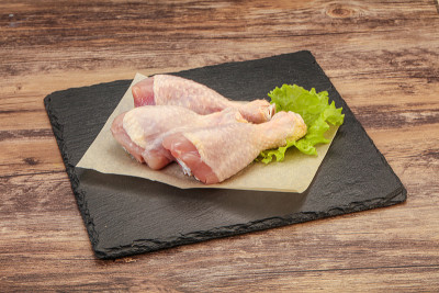 烹饪用的生鸡腿