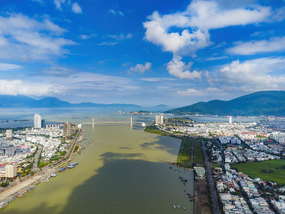 鸟瞰岘港市，这是一个非常著名的旅游目的地。