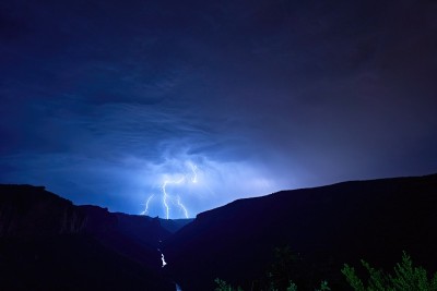 夜间的雷雨伴随着闪电，使得塔恩河和杜塔恩峡谷的岩石闪闪发光