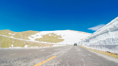 在高山公路上驾驶