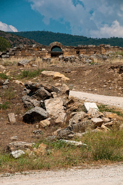 土耳其希拉波利斯古城遗址和古老建筑，毗邻现代的Pamukkale