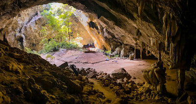 泰国帕拉雅·那空洞，Khua Kharuehat亭庙，位于泰国巴育普·基里汗Khao Sam Roi