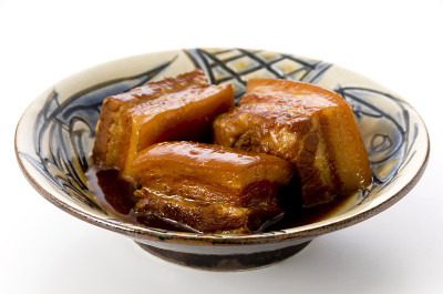 日本料理，冲绳料理。冲绳式炖猪肉块，五花肉，在awamori，酱油，鱼汤，和糖炖。