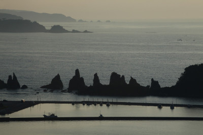 早上在日本和歌山的海上有著名的岩石桥奎瓦