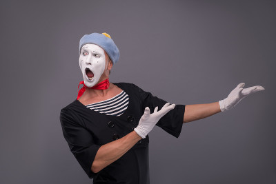 男哑剧演员的肖像，红头白尾