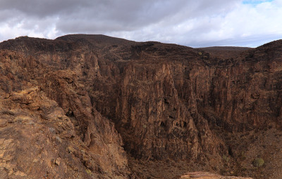 大卡纳里亚岛，沿着ravive Barranco Hondo的徒步旅行路线，岛屿南部的深峡谷，充满了