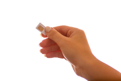 女性手持白色SIM卡