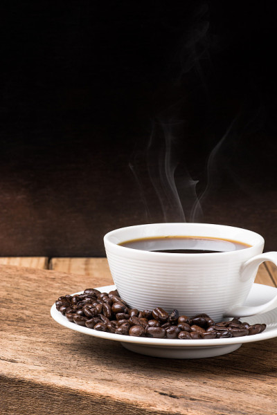 咖啡杯和茶托放在一张木桌上