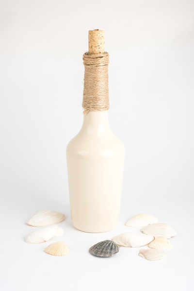 白色背景上的空酒瓶