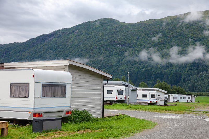 挪威斯堪的那维亚的一个露营地的木制野营小屋