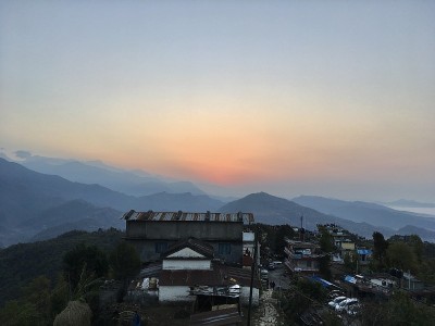 在尼泊尔的Sarangkot等待日出