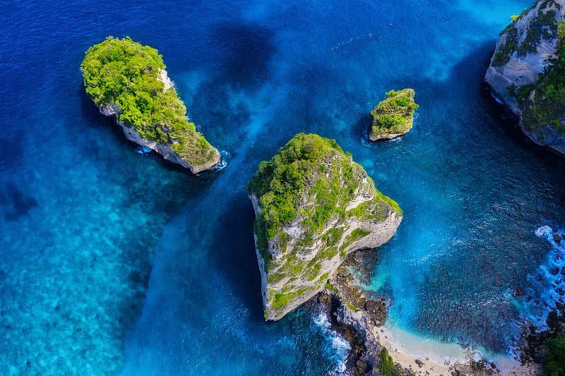 鸟瞰大海和岩石。蓝色的水背景从俯视图。从空中俯瞰夏日海景。阿图海滩，努沙佩尼达，巴厘岛，印度尼西亚。