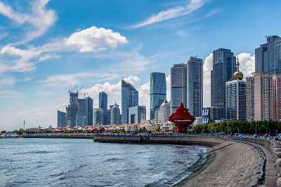 青岛美丽海岸线和城市建筑景观天际线