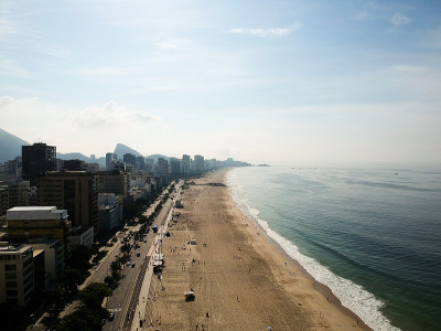 美丽的无人机拍摄的Leblon和Ipanema海滩，里约热内卢de Janeiro