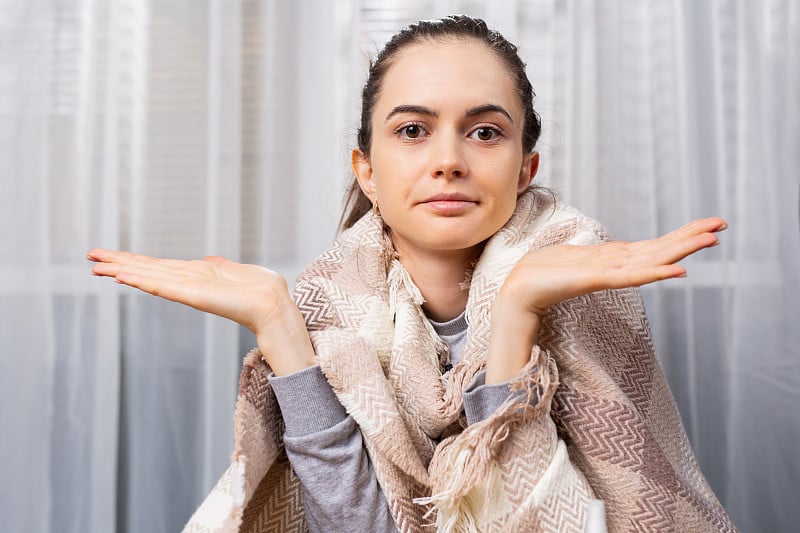 肖像的屏幕。女性客户、患者上网应用视图。年轻的女病人通过视频电话和她的治疗师聊天通过视频会议，在线咨预览效果