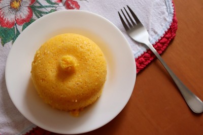 木质背景上的巴西粗麦粉(Cuscuz Brasileiro)。