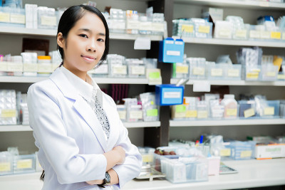 肖像亚洲女药剂师在班级配药药剂师前