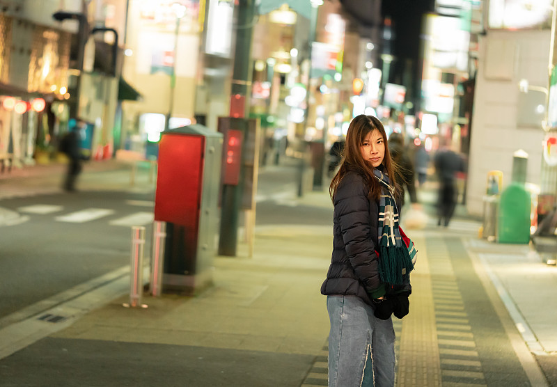 美丽的女人在冬天的衣服在晚上行走在佐真寺圣诞灯节在日本仙台