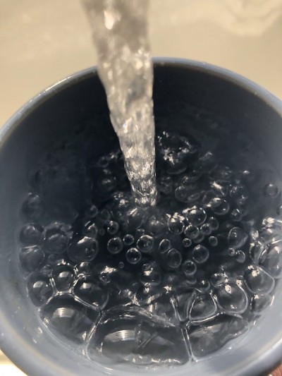 杯子里的水