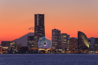暮色中的横滨Minatomirai摩天大楼