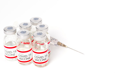 Covid-19疫苗瓶和注射器，白色背景