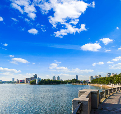 叶卡捷琳堡市的码头岸堤。