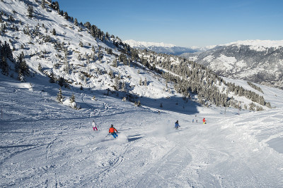 高山滑雪胜地滑雪道上的滑雪者