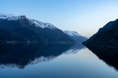 索尔峡湾，(Sørfjorden) 38公里长的边峡湾到哈丹泽峡湾在维斯特兰国家，挪威。照片摄于Ty