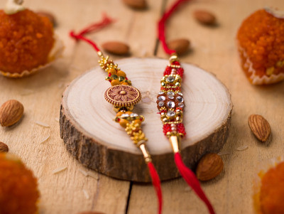 Raksha Bandhan背景与优雅的Rakhi和米粒木制纹理背景。