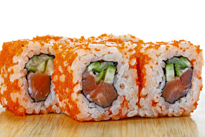 日本海鲜寿司卷的特写。