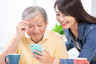 女儿教父亲使用手机