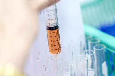 具有科学研究和实验室微生物学研究背景。