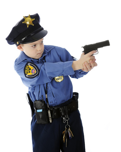 年轻的警察射击