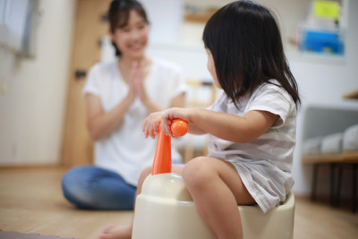 家长和孩子在厕所里训练