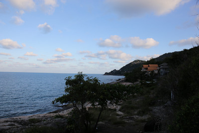泰国苏梅岛查翁，海边的Ladkoh观景台，巨大的岩石海滩和美丽的海滨别墅。