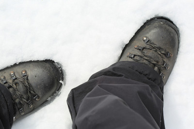 雪地上的登山靴，俯视图