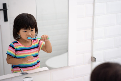 幼童独立刷牙