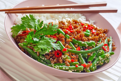越南式猪肉末，米饭和四季豆一起炒，撒上芝麻和辣椒