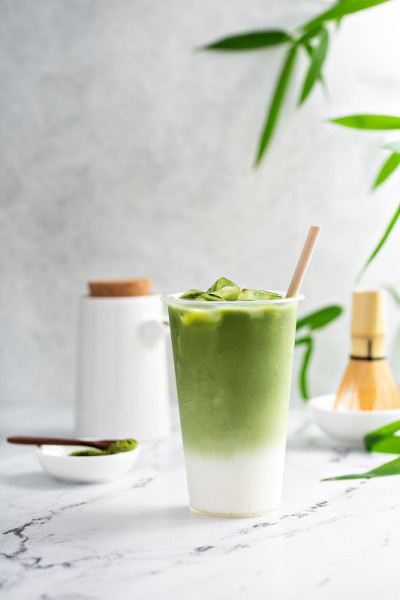 高脚杯冰抹茶拿铁，上面有大理石
