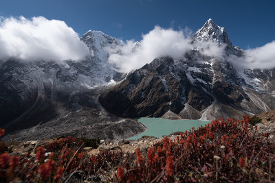 在尼泊尔的珠峰大本营徒步旅行期间，在khumjung的宗拉村附近的cholatse 6440米和ta