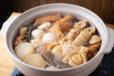 日本传统的火锅配鱼饺